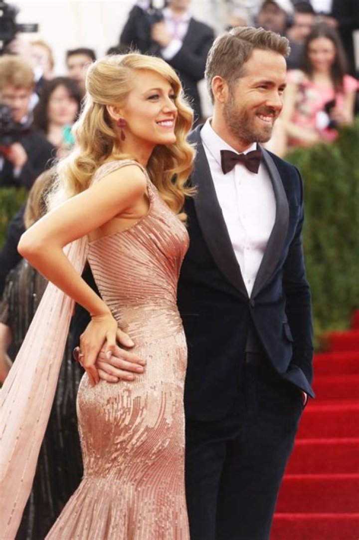 Blake Lively & Ryan Reynolds’ PDA Photos – Hollywood Life